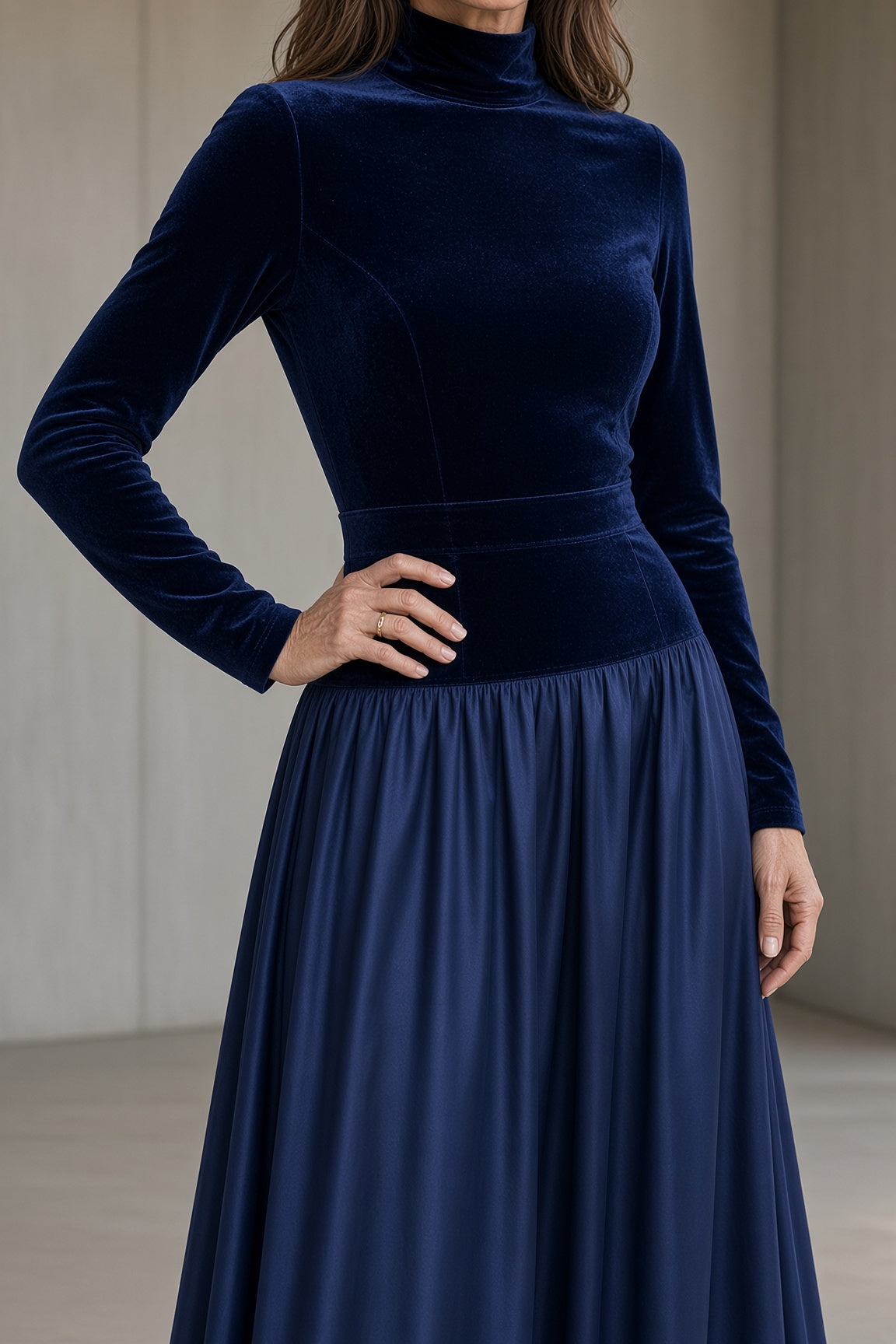 Vivien | Vestido de terciopelo de cuello alto con falda larga fluida