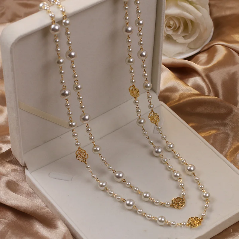 Collar elegante en oro con perlas