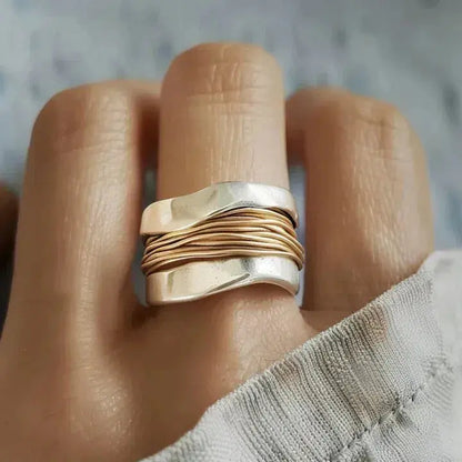Anillo en plata con hilo dorado