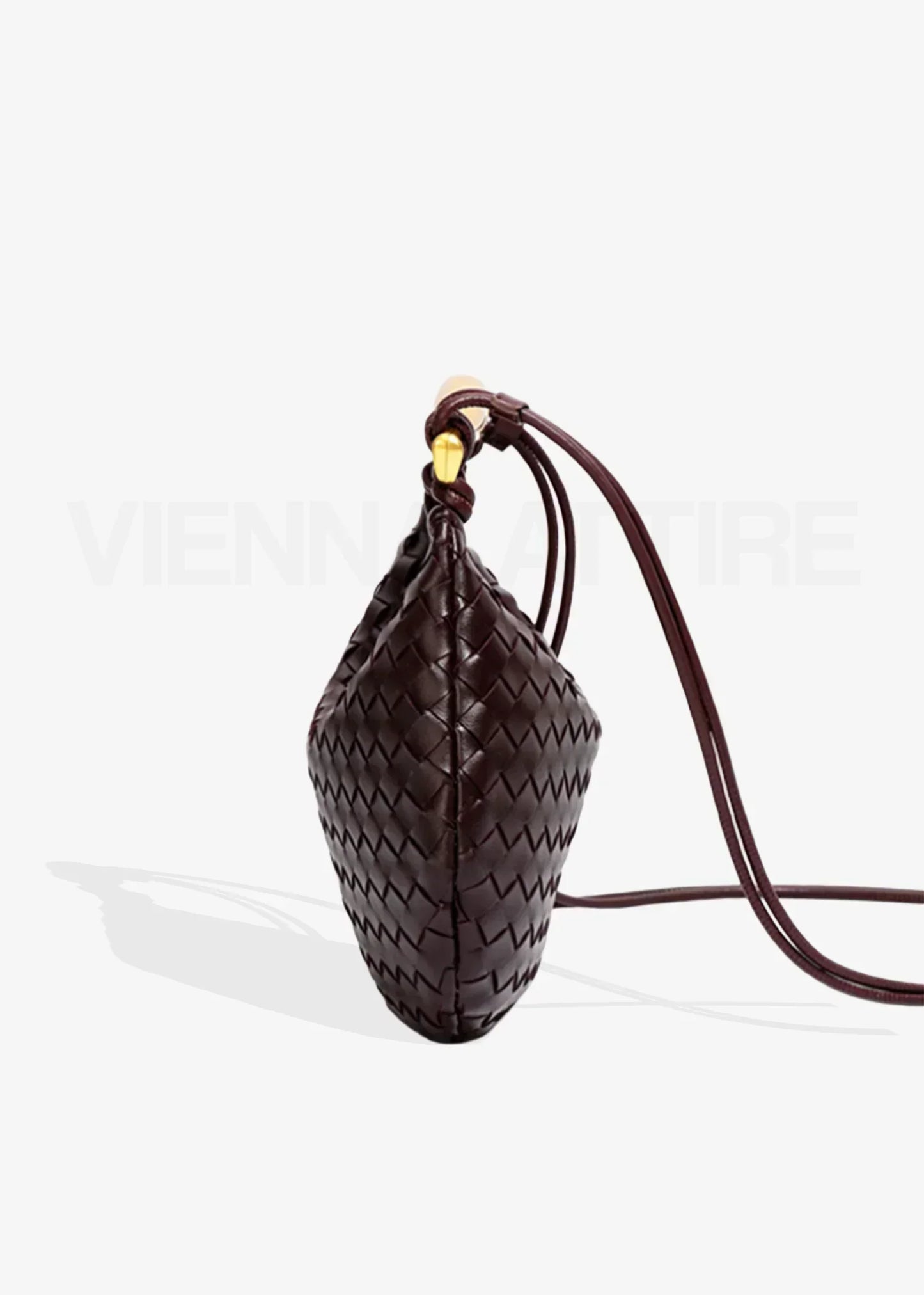 Alejandra – Bolso trenzado con asa dorada