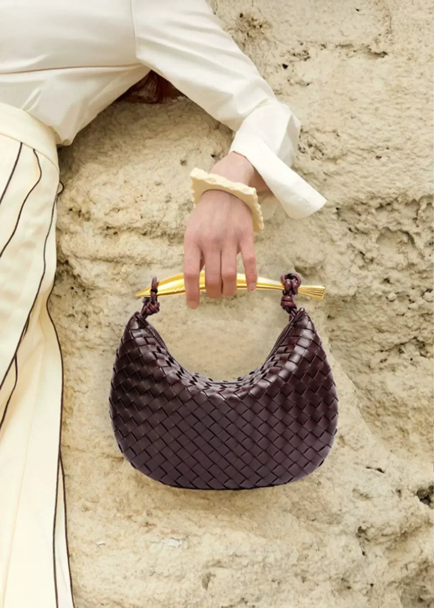 Alejandra – Bolso trenzado con asa dorada
