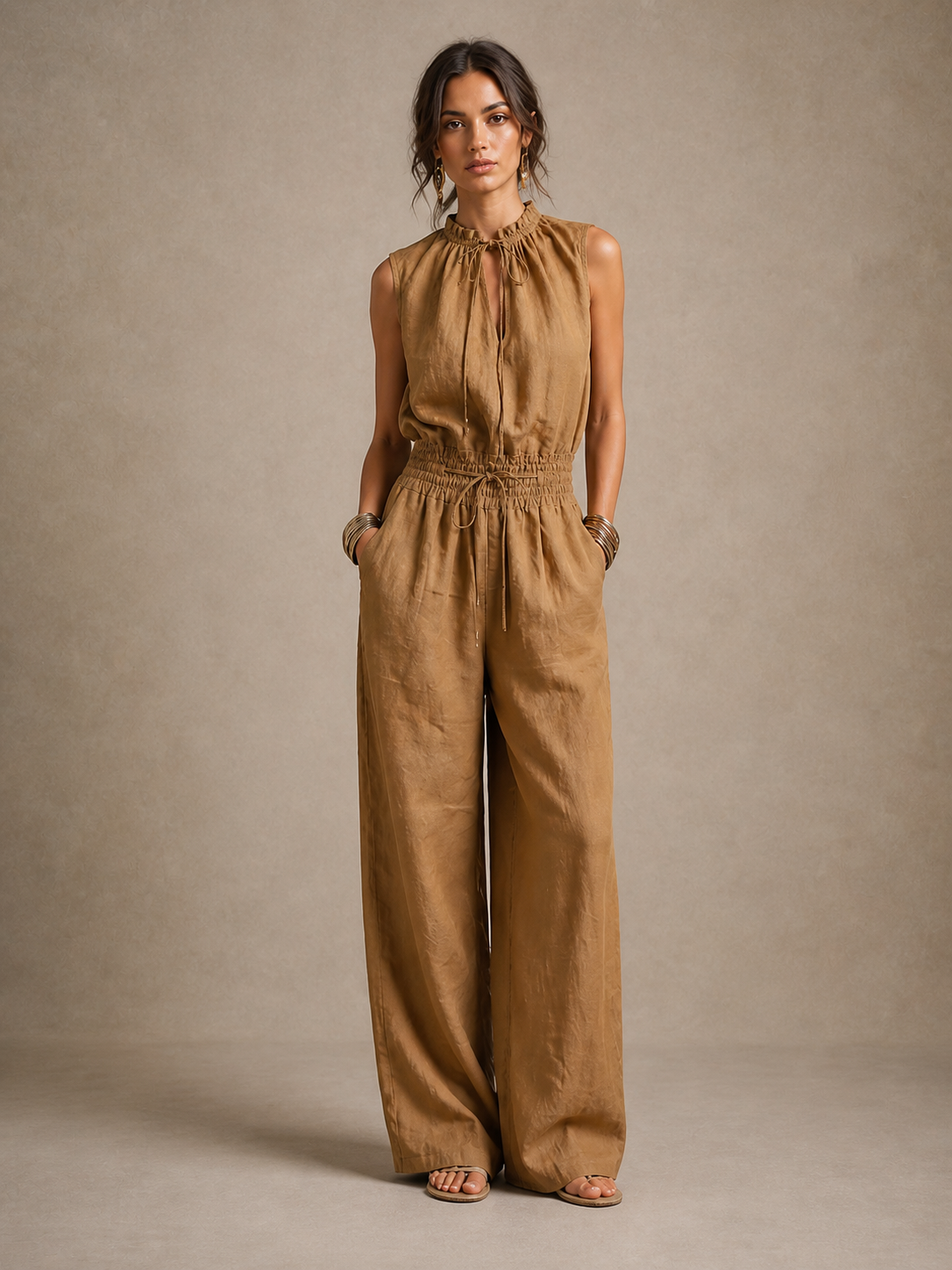 Zenaide | Mono Color Camel con Cuello Alto Anudado y Pernera Ancha