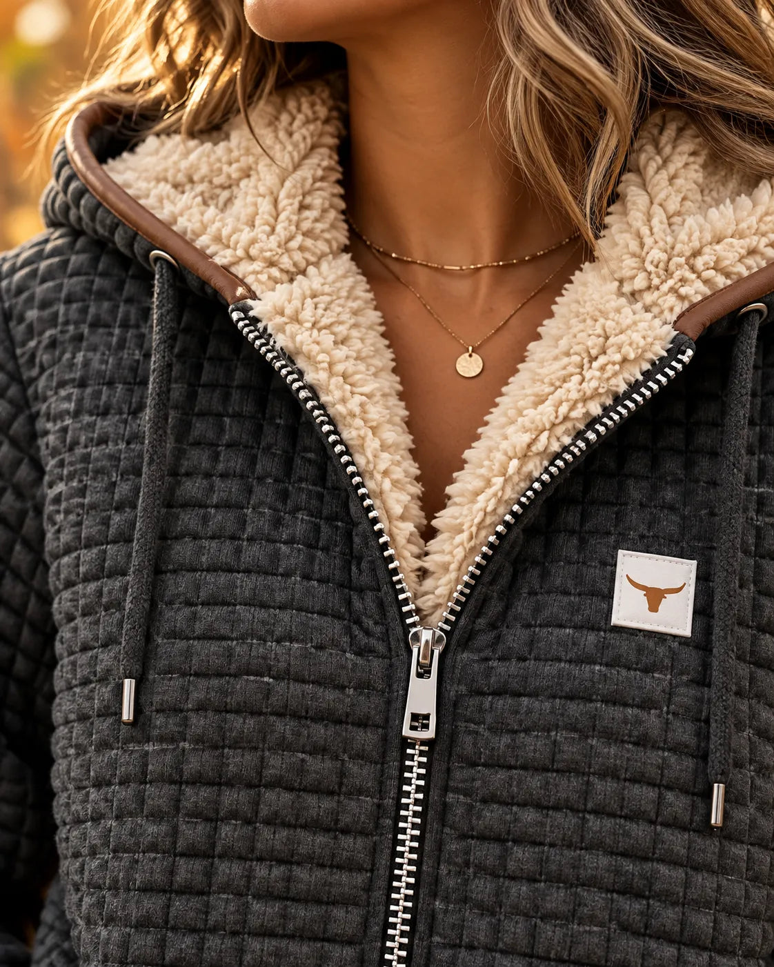 Beth | Chaqueta Acolchada con Capucha, Cremallera y Forro de Borrego