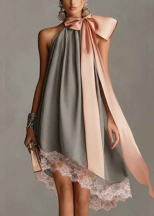 Beatrice | Mini vestido gris de satén con lazo rosa y encaje