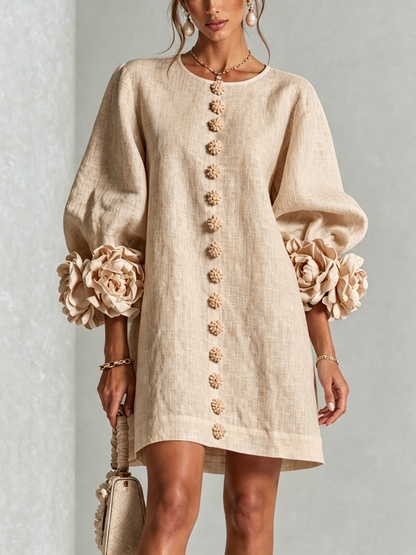 Vestido Mini Blanco con Botones de Flor y Mangas Florales Extravagantes