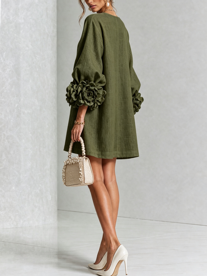 Vestido Mini Blanco con Botones de Flor y Mangas Florales Extravagantes