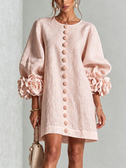 Vestido Mini Blanco con Botones de Flor y Mangas Florales Extravagantes