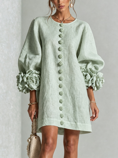 Vestido Mini Blanco con Botones de Flor y Mangas Florales Extravagantes