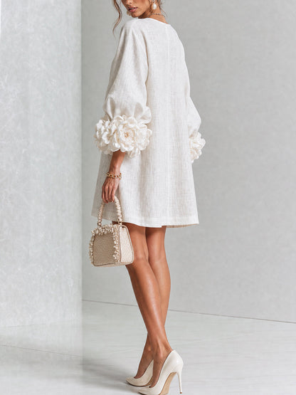 Vestido Mini Blanco con Botones de Flor y Mangas Florales Extravagantes