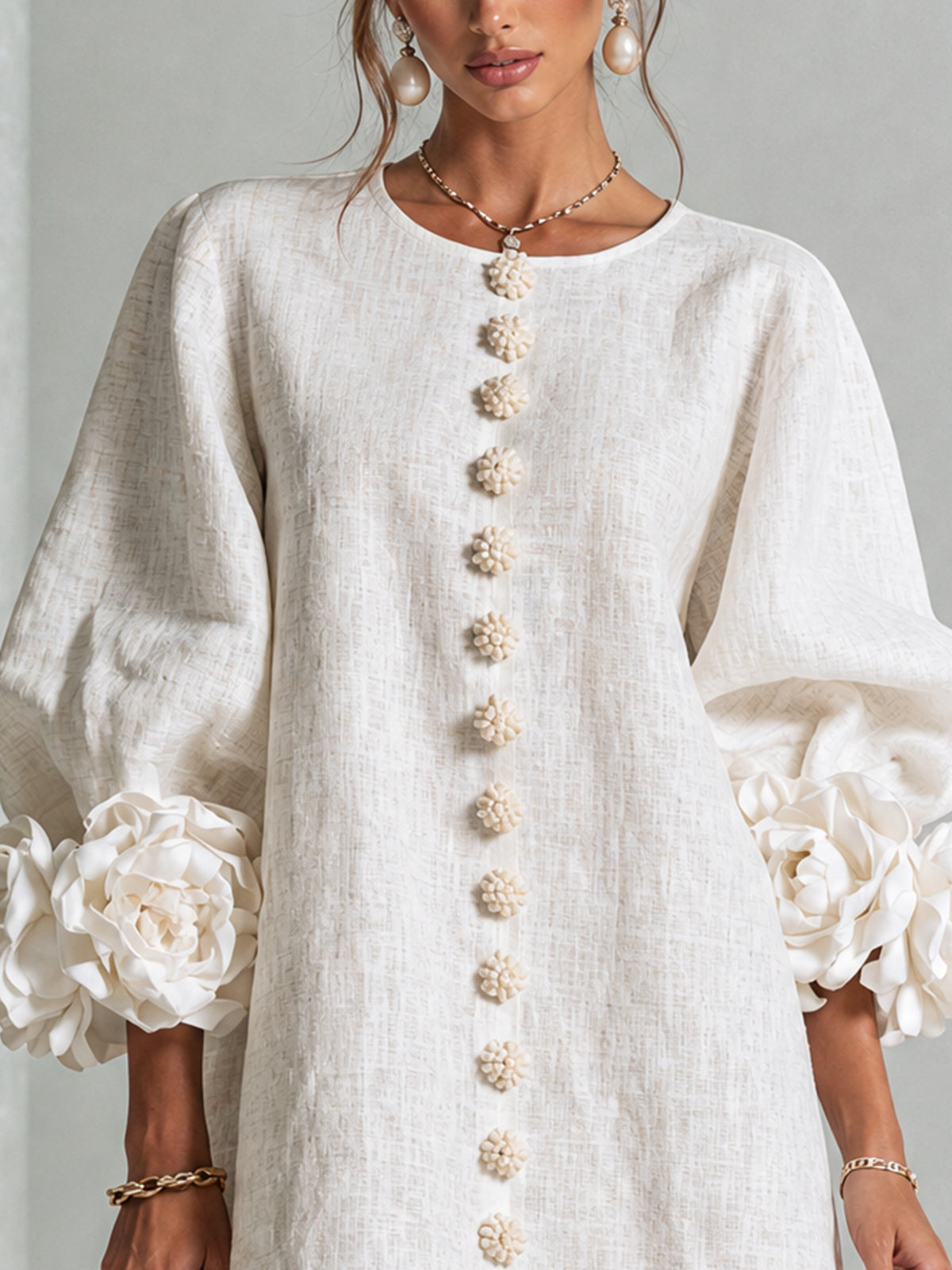 Vestido Mini Blanco con Botones de Flor y Mangas Florales Extravagantes