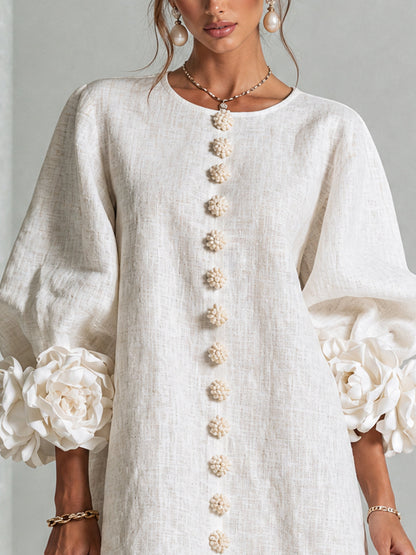 Vestido Mini Blanco con Botones de Flor y Mangas Florales Extravagantes